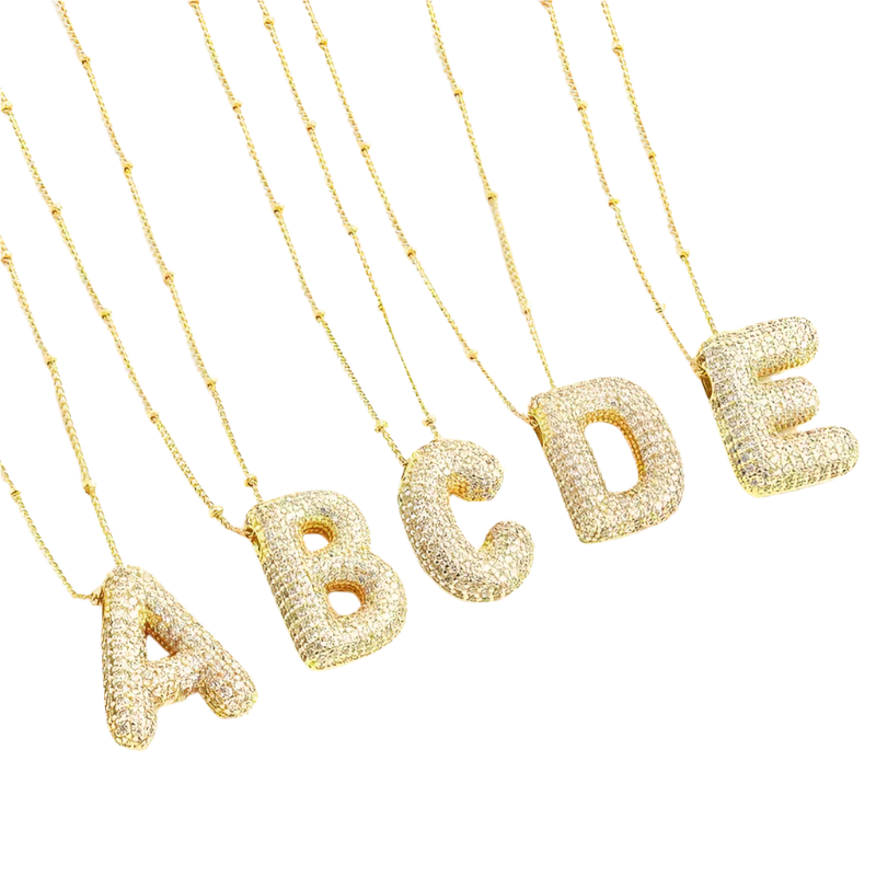 Collana dorata con iniziale a lettera