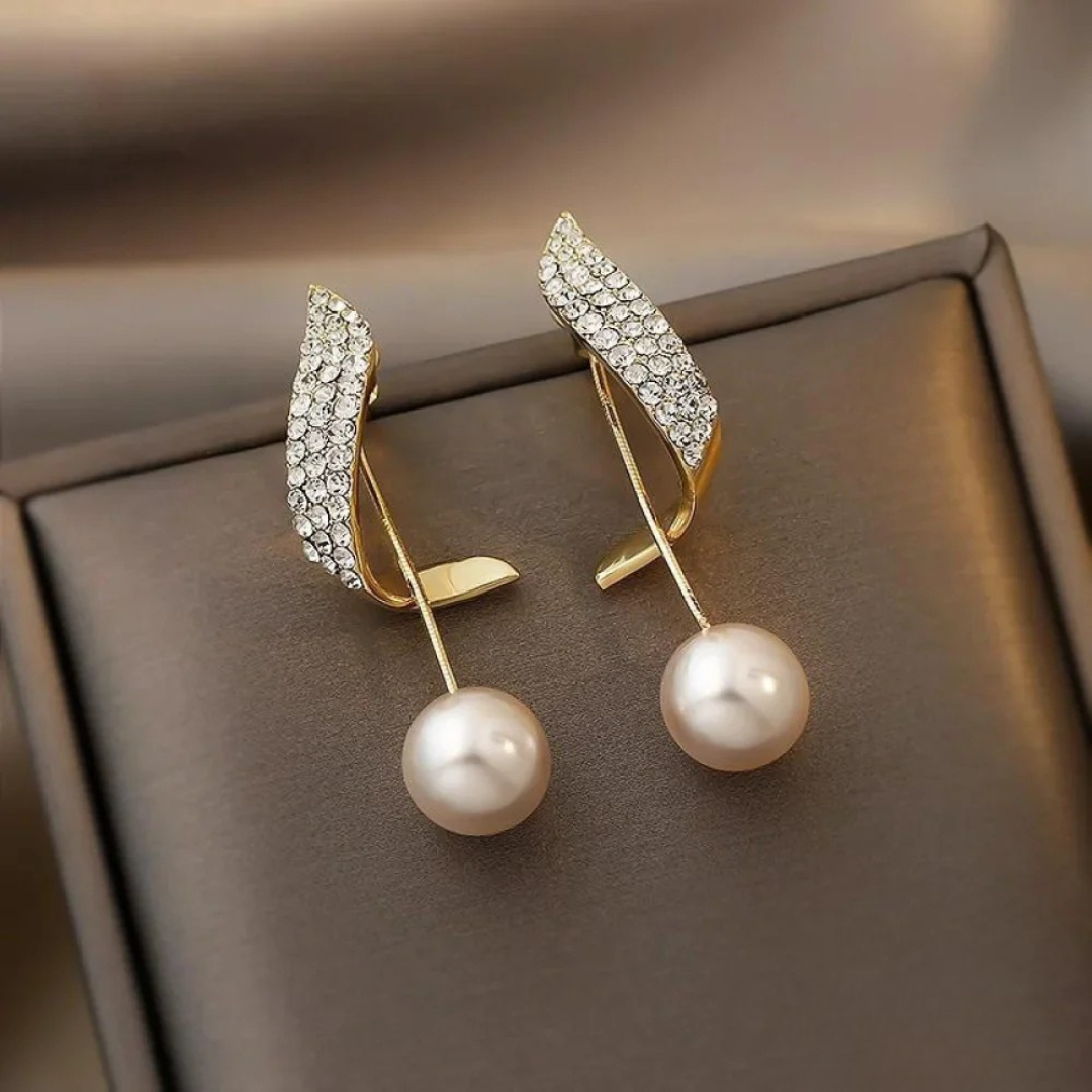Orecchini pendenti chic in oro con perla