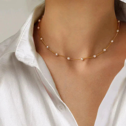 Collana elegante in oro con perle
