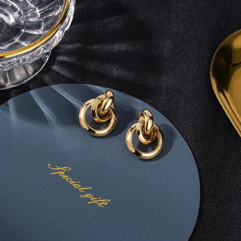 Orecchini a cerchio eleganti in oro