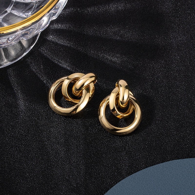 Orecchini a cerchio eleganti in oro