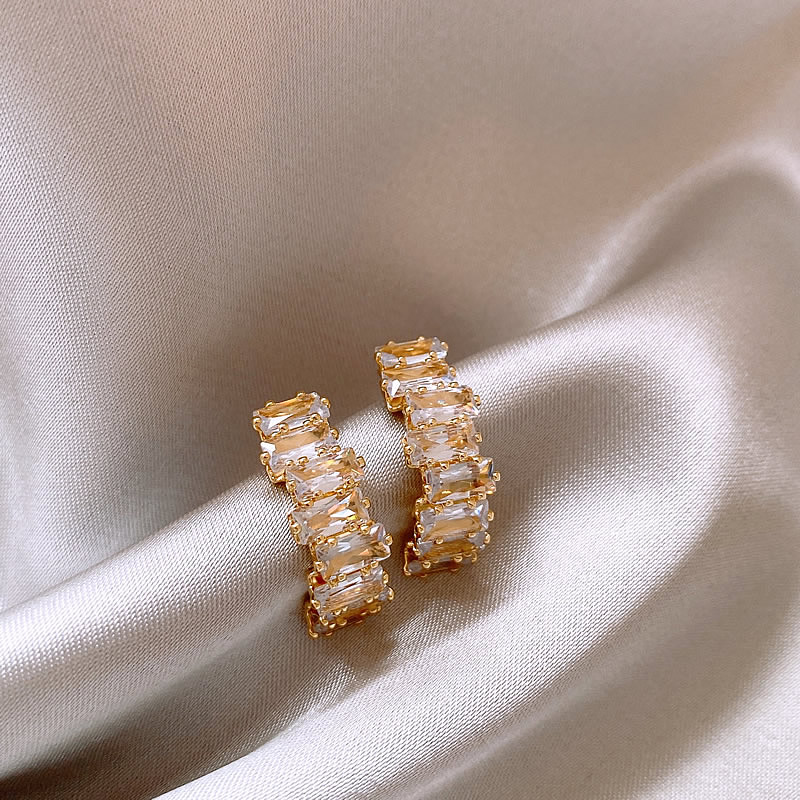 Orecchini eleganti in oro con zirconi scintillanti