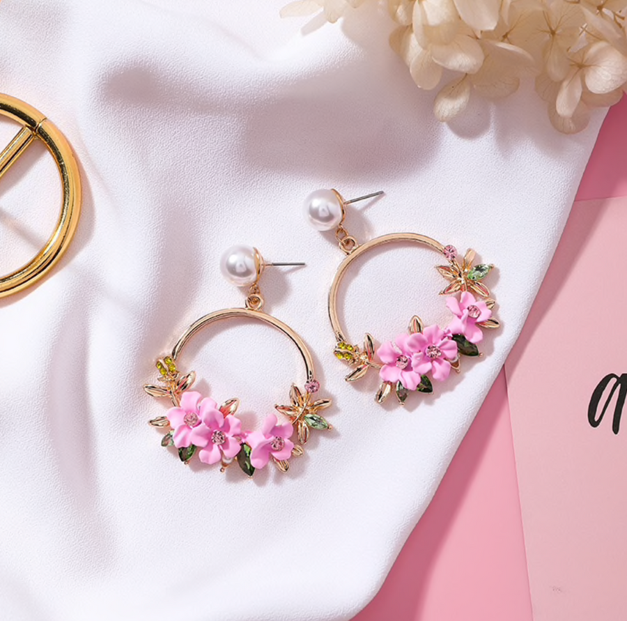 Orecchini eleganti in oro con fiore e perla