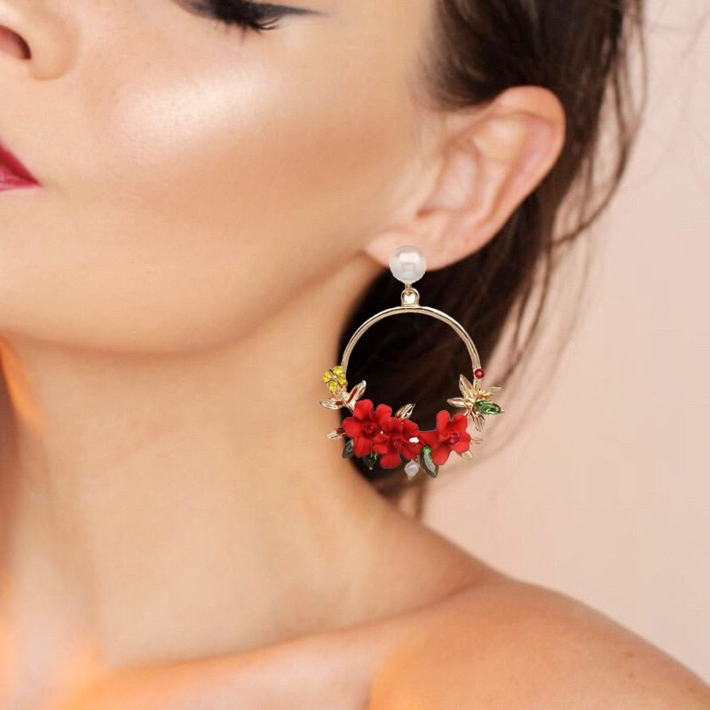 Orecchini eleganti in oro con fiore e perla