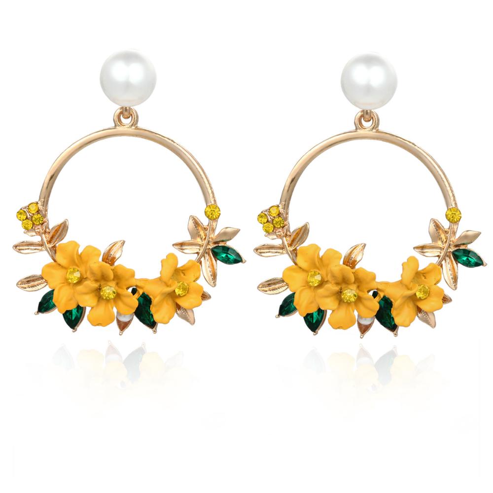 Orecchini eleganti in oro con fiore e perla