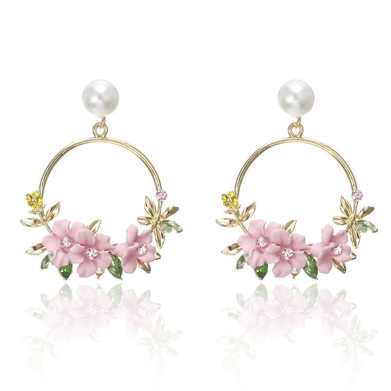 Orecchini eleganti in oro con fiore e perla