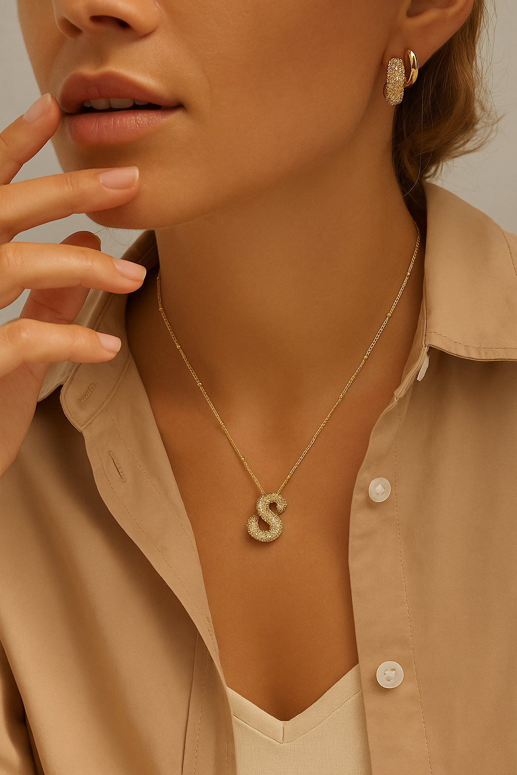 Collana dorata con iniziale a lettera