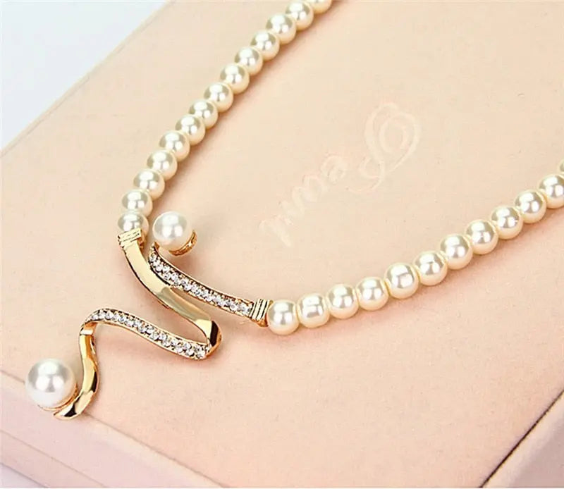 Set di gioielli con perle naturali: collana e orecchini
