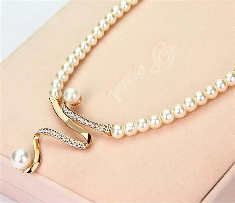 Set di collana e orecchini con perle naturali