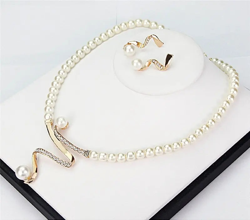 Set di gioielli con perle naturali: collana e orecchini