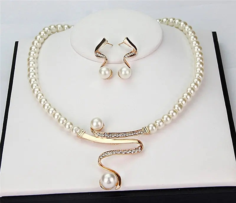 Set di gioielli con perle naturali: collana e orecchini