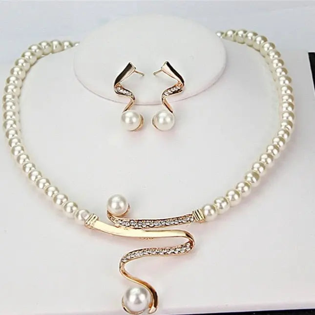 Set di gioielli con perle naturali: collana e orecchini