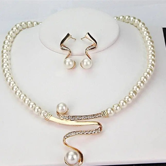 Set di collana e orecchini con perle naturali