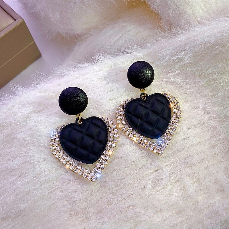 Orecchini a cuore nero in oro