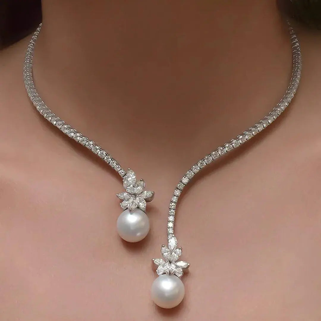 Collana elegante e brillante con perle in argento sterling.