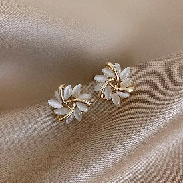 Orecchini Eleganti in Oro con Lussuosi Opali Bianchi