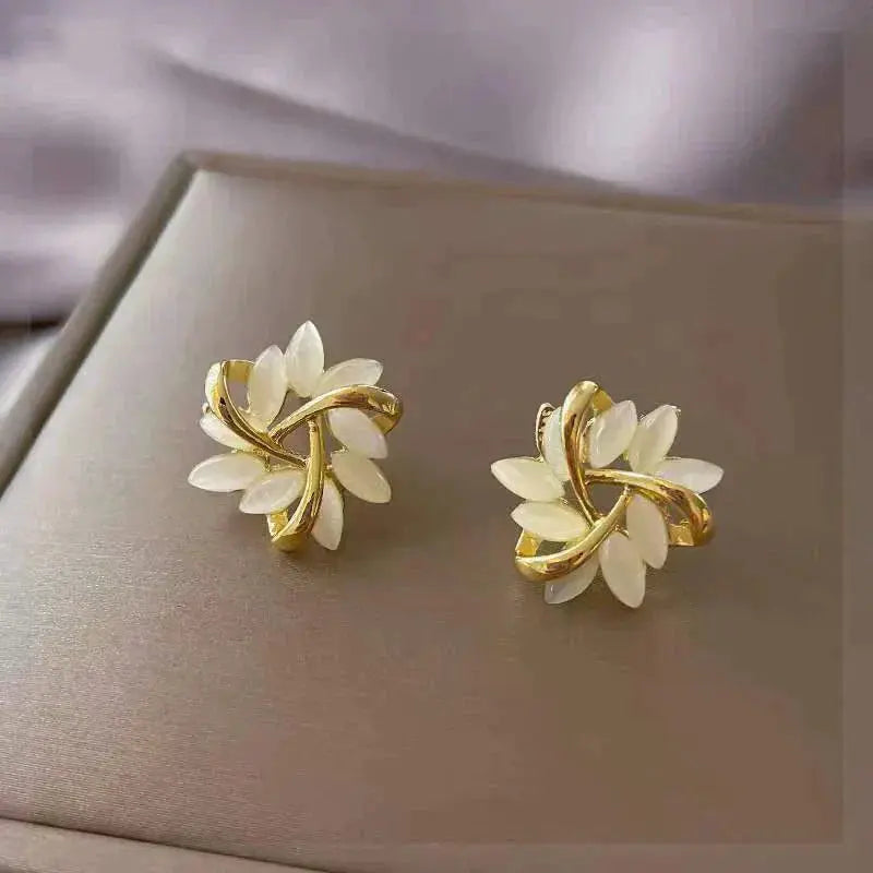 Orecchini Eleganti in Oro con Lussuosi Opali Bianchi