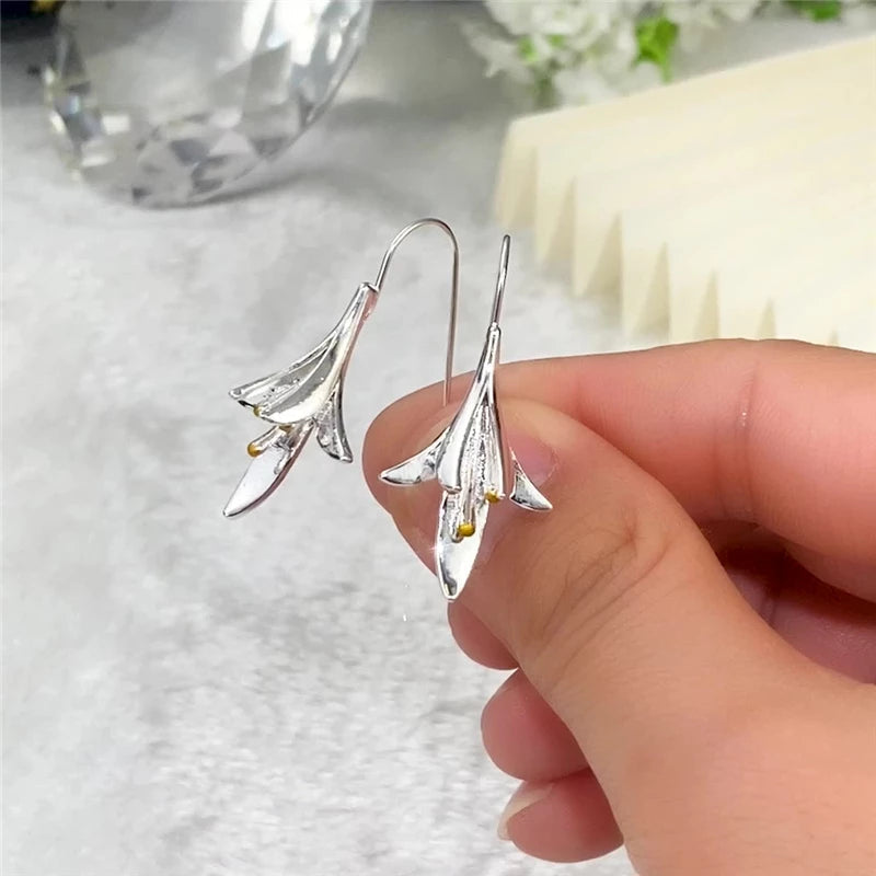 Orecchini eleganti a fiore in argento
