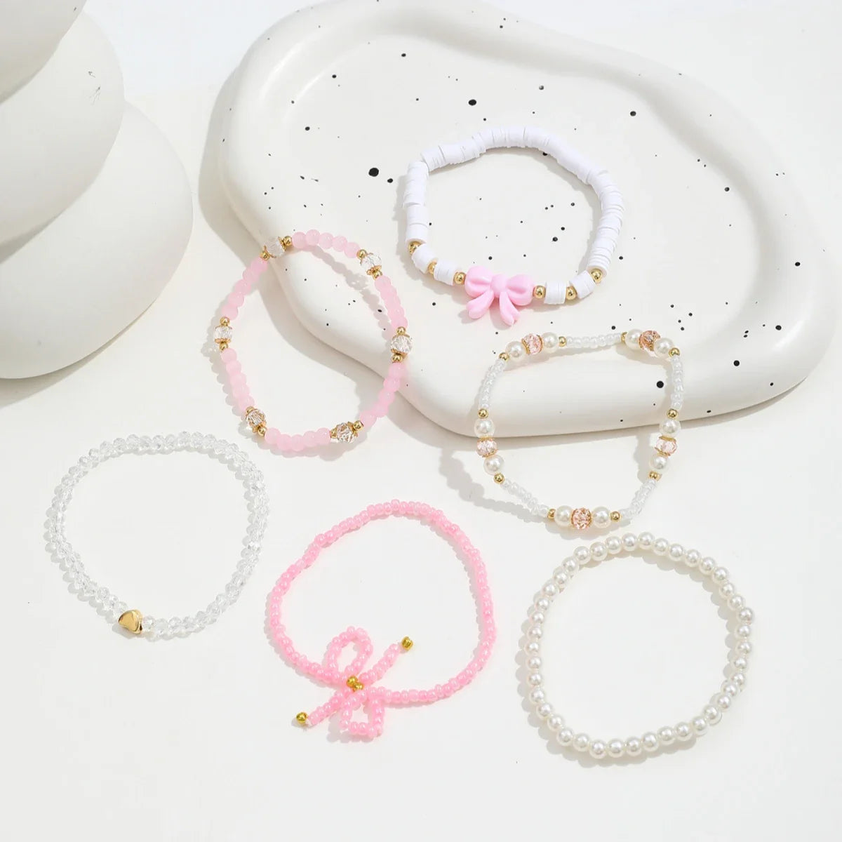Set di bracciali con perle e fiocco dell’amore