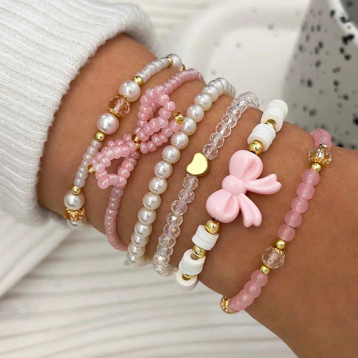 Set di bracciali con perle e fiocco dell’amore