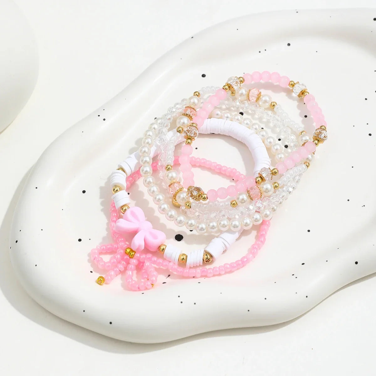 Set di bracciali con perle e fiocco dell’amore