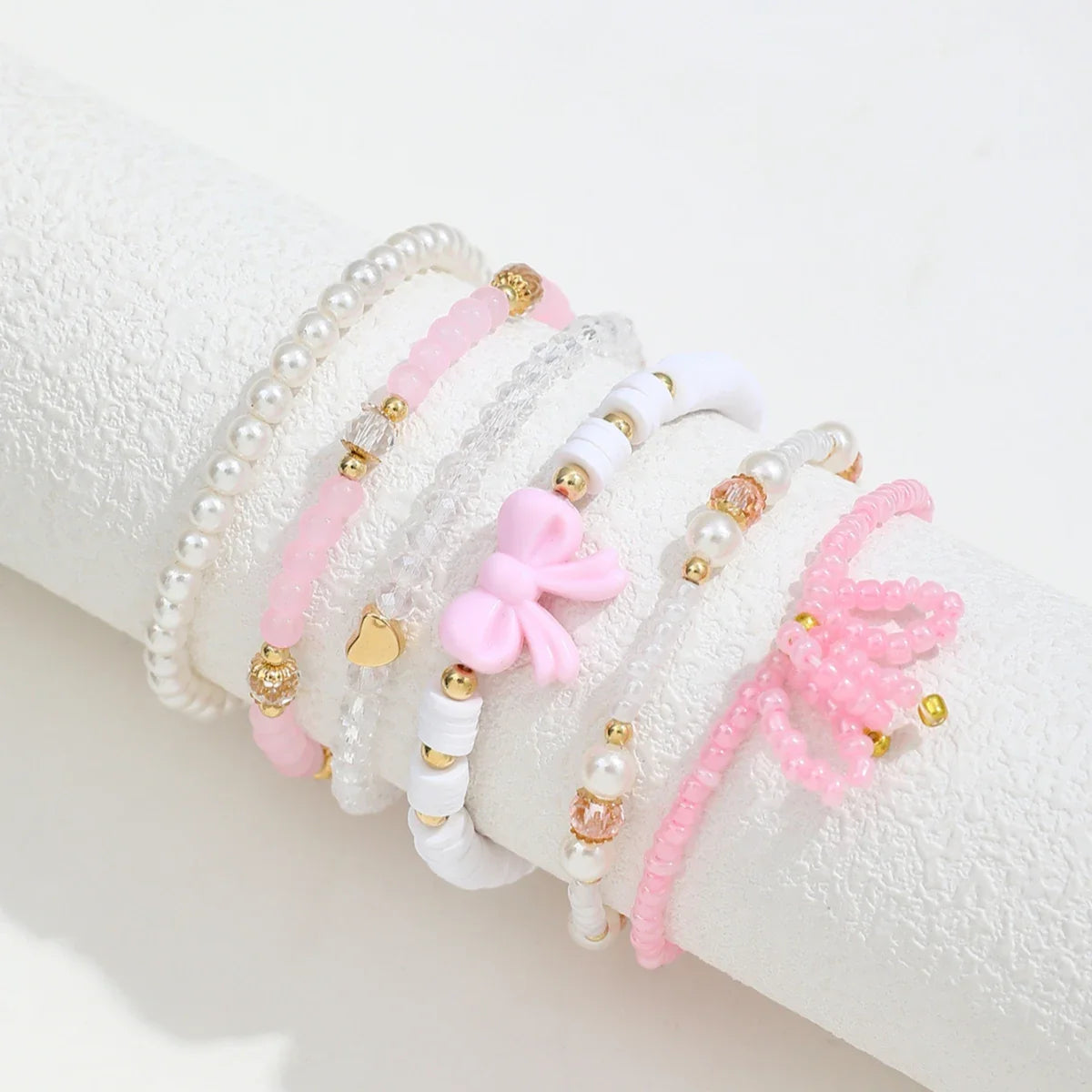 Set di bracciali con perle e fiocco dell’amore