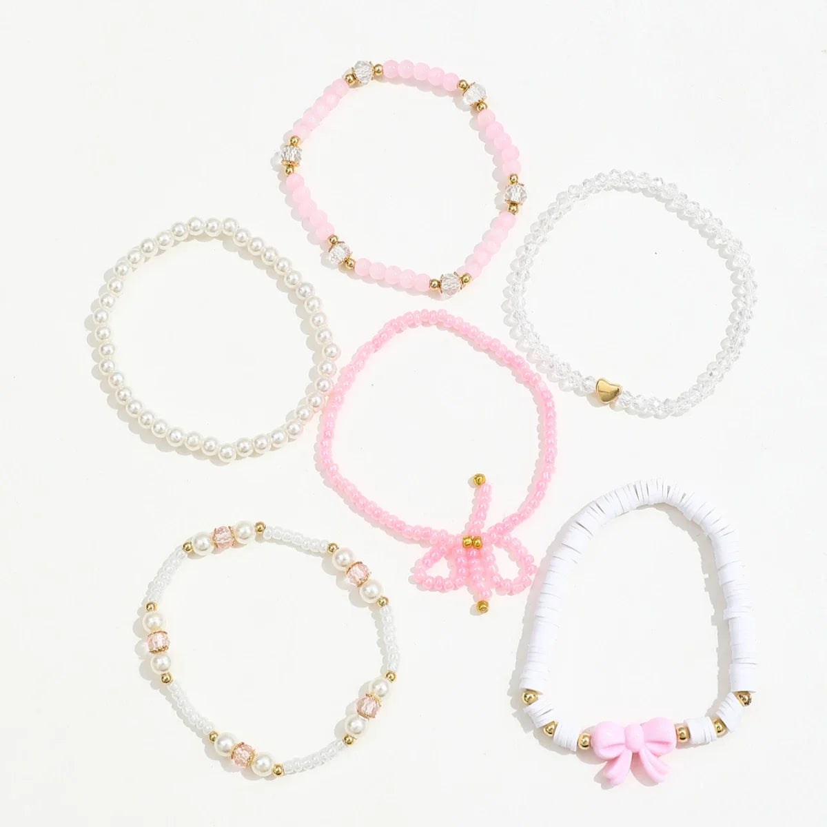 Set di bracciali con perle e fiocco dell’amore
