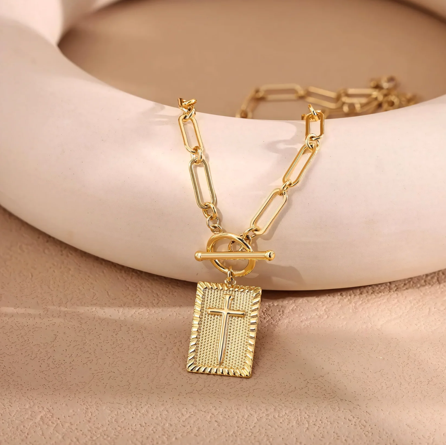 Collana unica ed elegante con croce