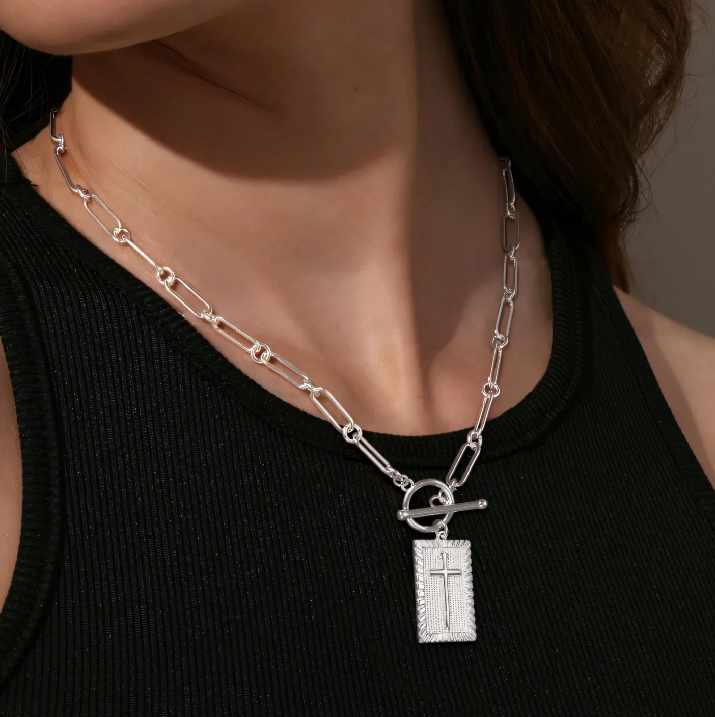 Collana unica ed elegante con croce