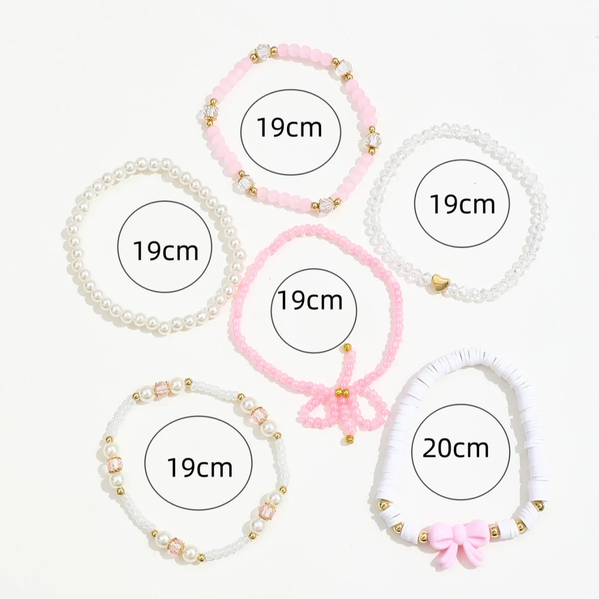 Set di bracciali con perle e fiocco dell’amore
