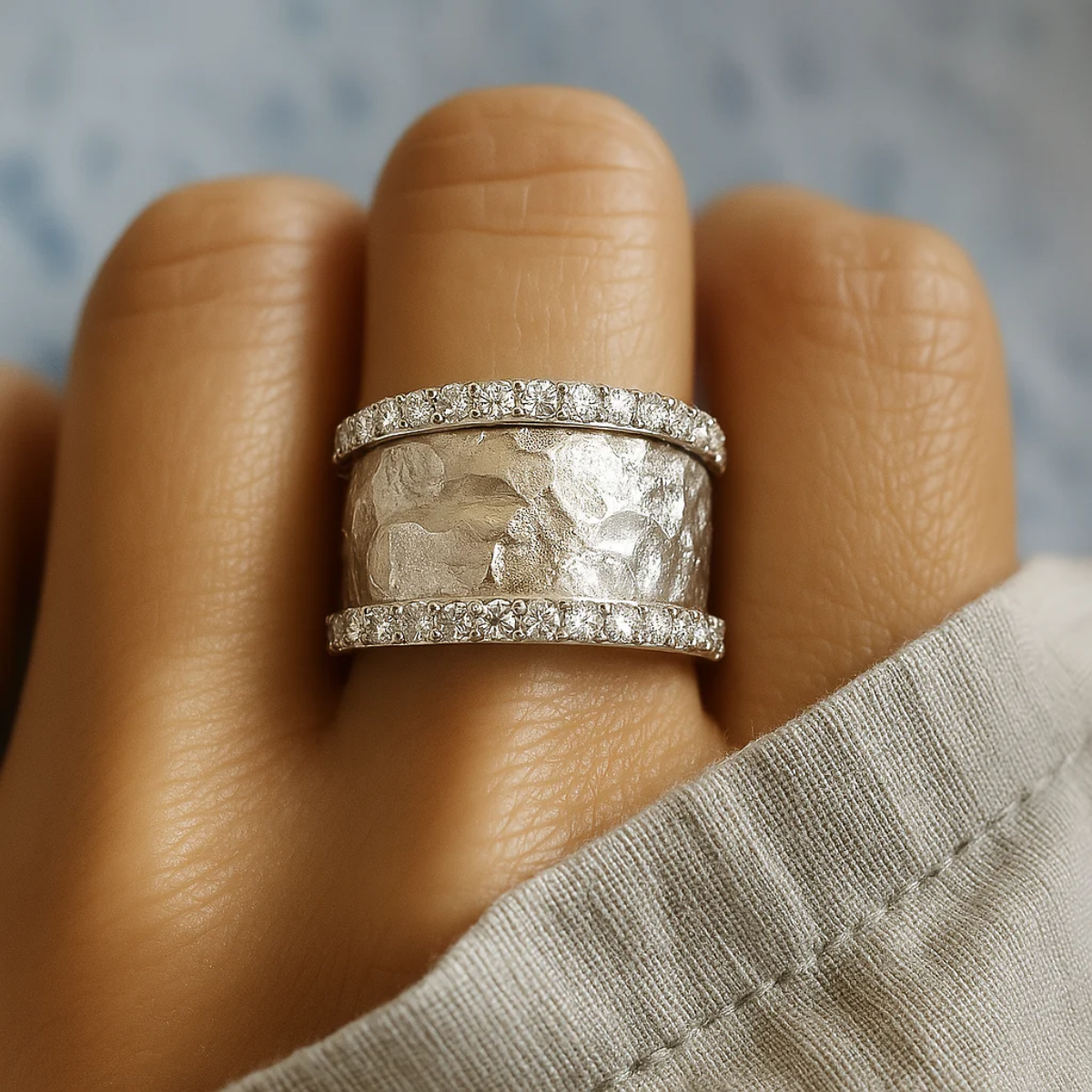 Anello vintage argentato con zirconi