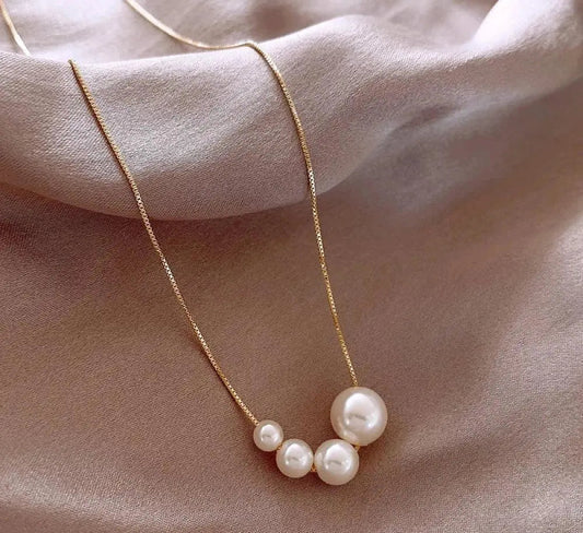 Collana elegante in oro con perle d’acqua dolce