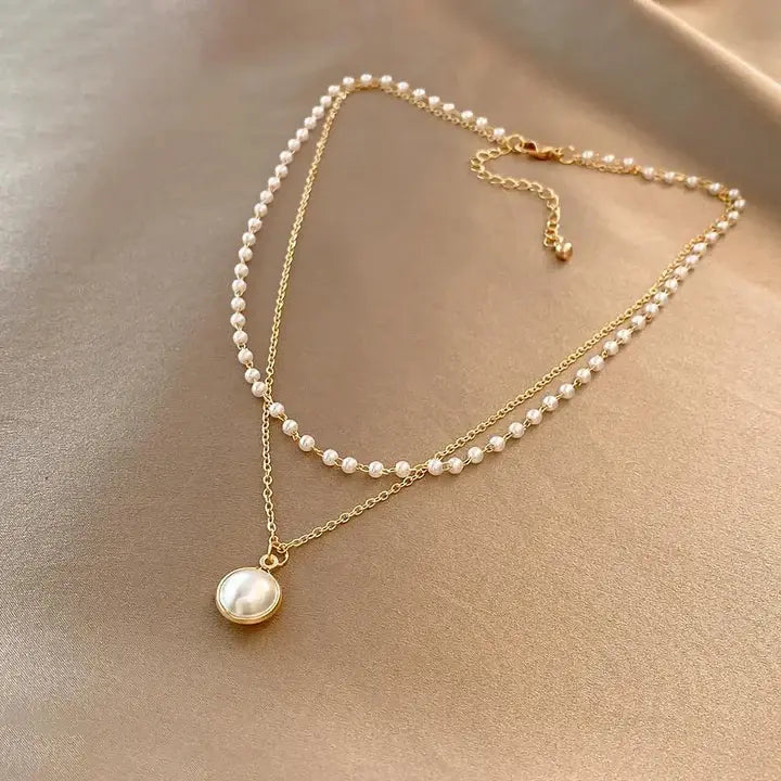 Collana elegante in oro con perle
