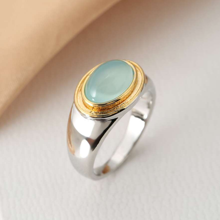 Anello vintage con pietra di luna verde