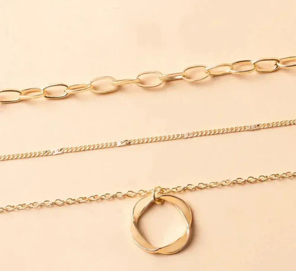 Collana classica a strati in oro con ciondolo