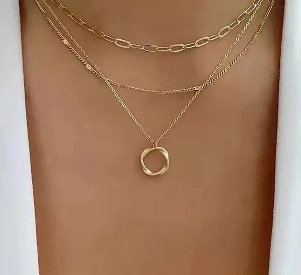 Collana classica a strati in oro con ciondolo