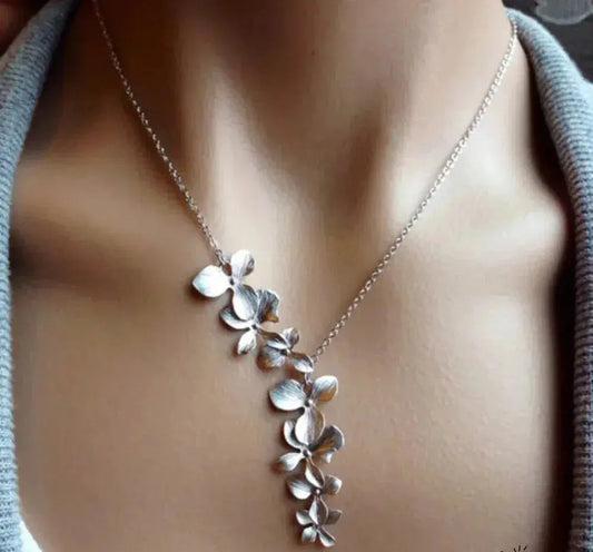 Collana in argento senza tempo con ciondolo floreale