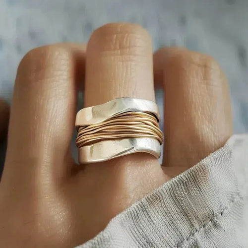 Anello d’argento con design a filo dorato