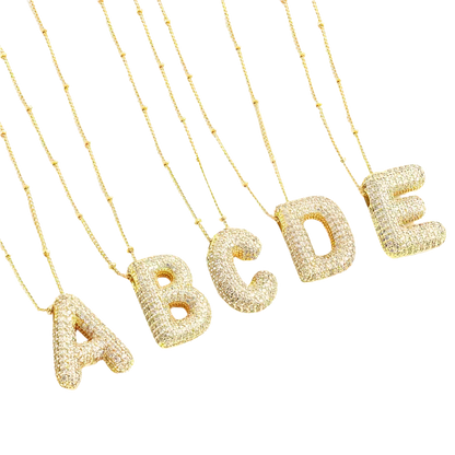 Collana dorata con iniziale a lettera