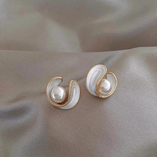 Orecchini lussuosi in oro con opali bianchi e perle