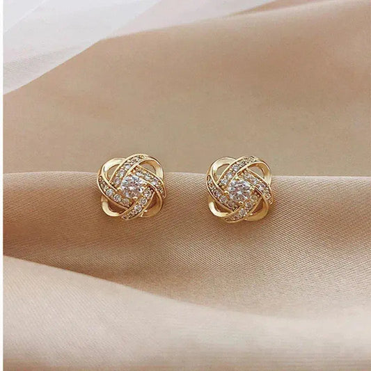 Orecchini a croce con spirale floreale