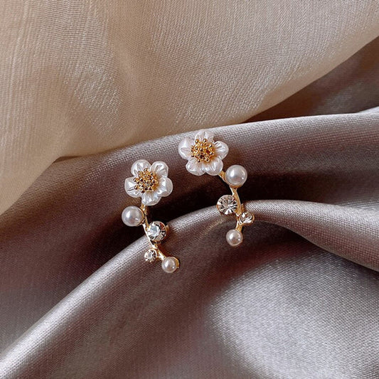 Orecchini eleganti con perla e fiore