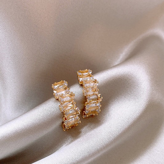 Orecchini eleganti in oro con zirconi scintillanti