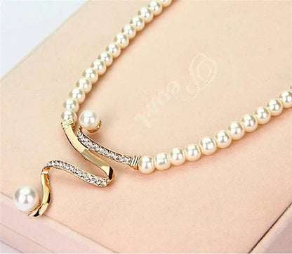 Set di collana e orecchini con perle naturali