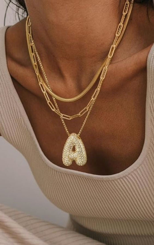 Collana dorata con iniziale a lettera