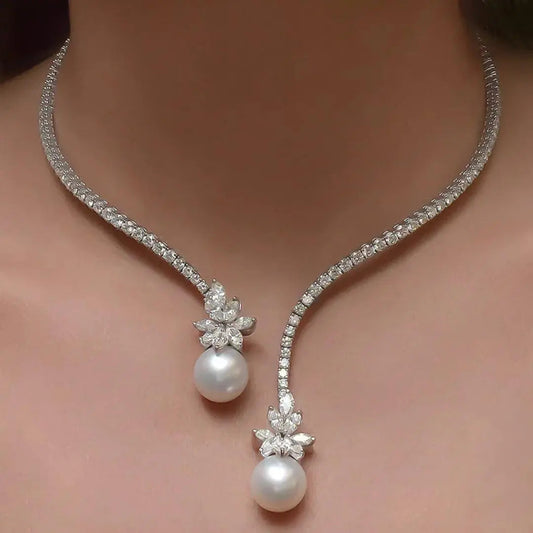 Collana elegante e brillante con perle in argento sterling.