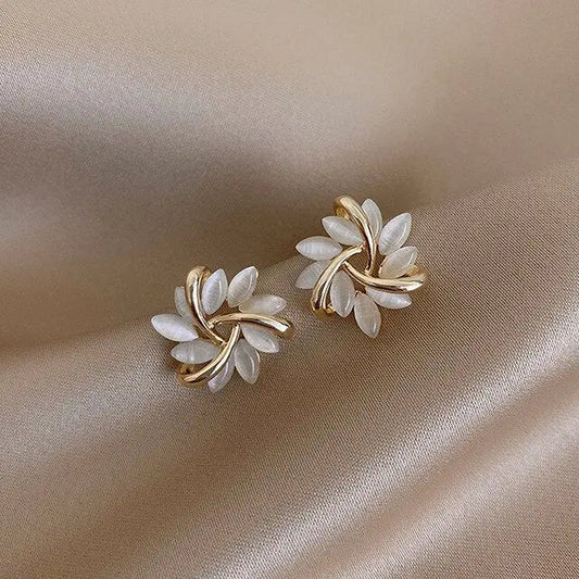 Orecchini Eleganti in Oro con Lussuosi Opali Bianchi