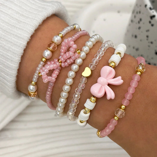 Set di bracciali con perle e fiocco dell’amore