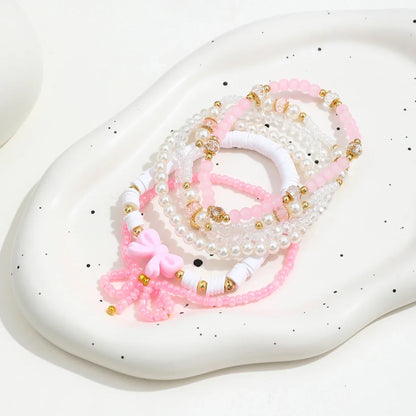 Set di bracciali con perle e fiocco dell’amore