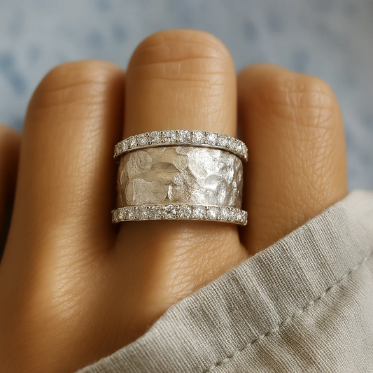 Anello vintage argentato con zirconi